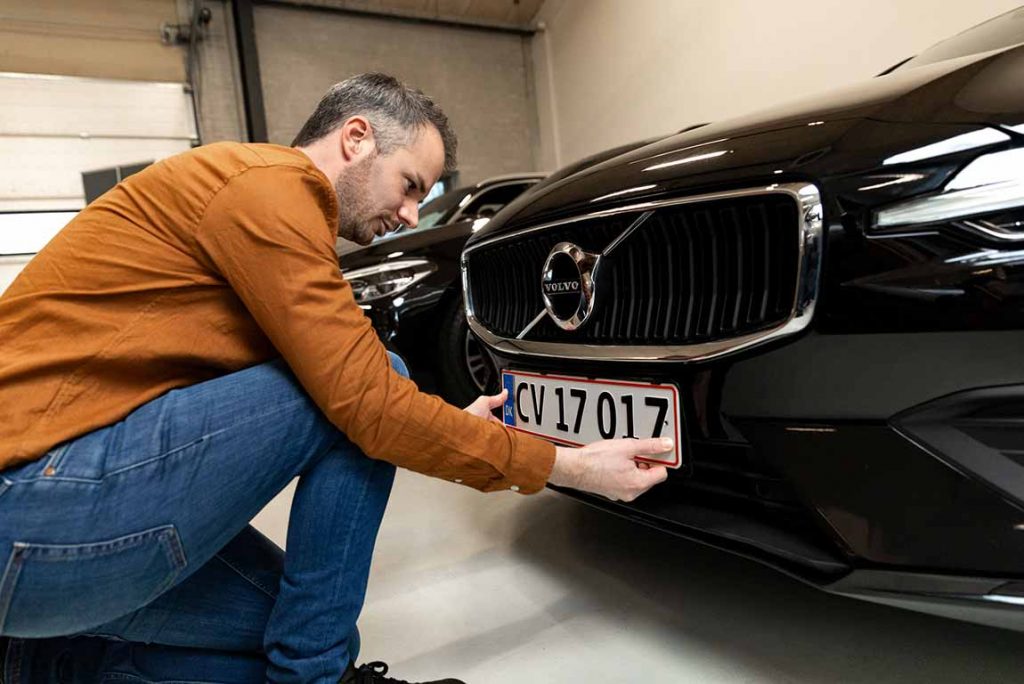 Drømmebilen får danske nummerplader monteret.